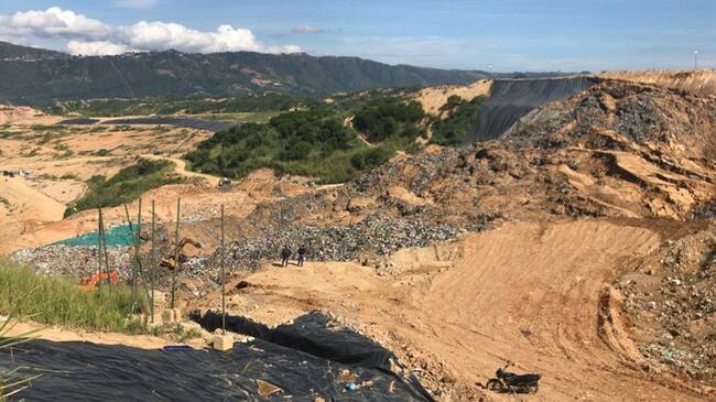 Un deslizamiento en el relleno sanitario de El Carrasco dejó dos vehículos atrapados y cuatro personas heridas. Foto: Alejandra Rodríguez