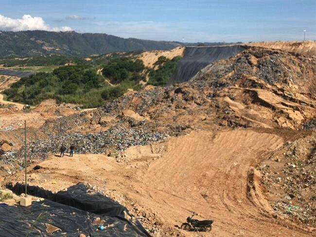 Un deslizamiento en el relleno sanitario de El Carrasco dejó dos vehículos atrapados y cuatro personas heridas. Foto: Alejandra Rodríguez