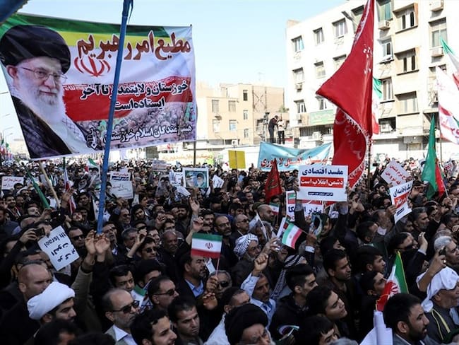 Decenas de miles de personas se manifestaron en numerosas ciudades de Irán para contrarrestar las manifestaciones de protesta contra las políticas económicas del gobierno. Foto: Agencia EFE / Morteza Jaberian
