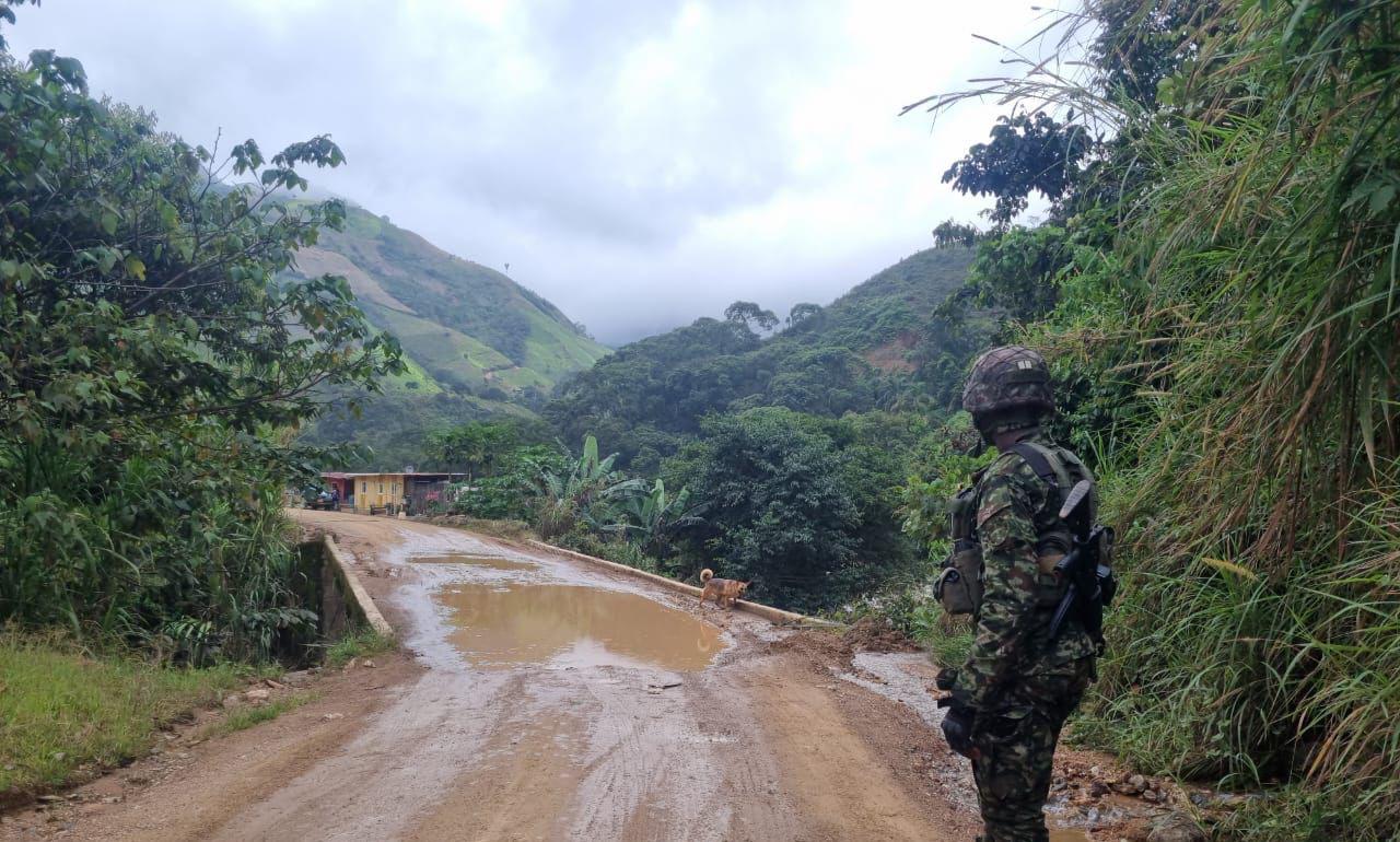El Ejército anunció el envío de nuevas unidades para reforzar las labores que realizan más de 30 soldados que trabajan en el restablecimiento de la carretera. Crédito: Ejército Nacional.