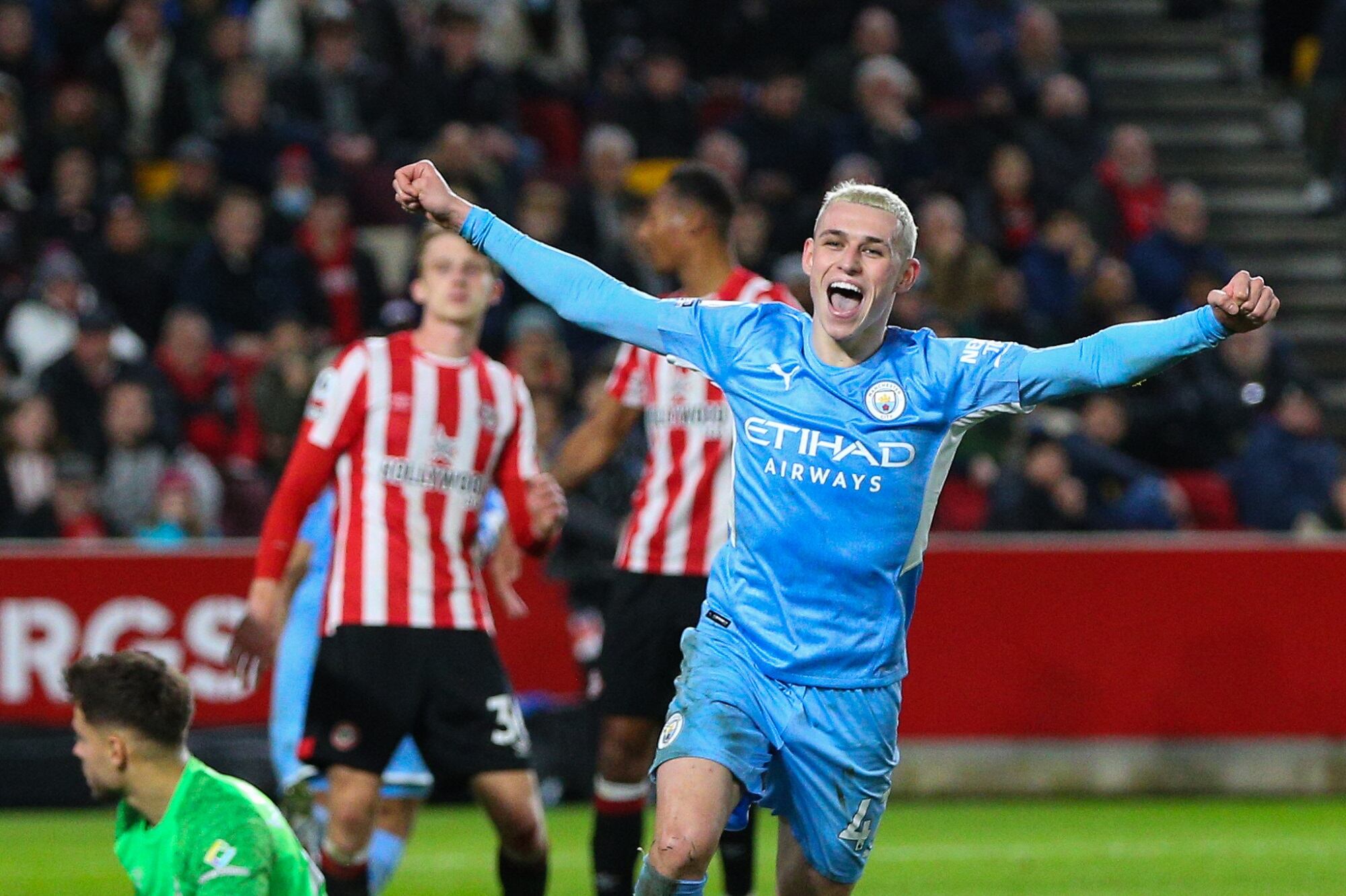 Phil Foden, jugador del Manchester City celebrando su gol ante el Brentford