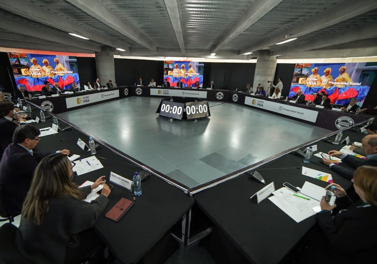 Utilizar las transferencias monetarias como herramientas para generar capital en las economías populares y eliminar los estigmas alrededor de la formalización laboral fueron dos de las conclusiones del Desafío ‘Desarrollo social: estrategias para la inclusión y la reconciliación’. | Foto: Prisa Media