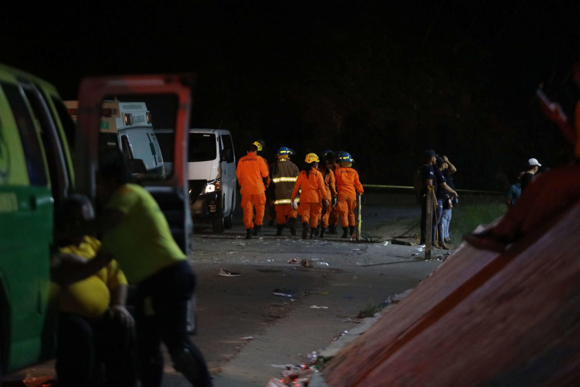 Miembros de la policía y primeros auxilios en el lugar donde se produjo una estampida en el Estadio Cuscatlán en San Salvador (El Salvador). Foto: EFE / Miguel Lemus