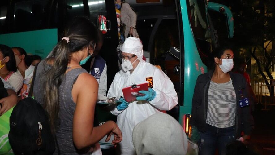 Los migrantes que salieron de Cali fueron trasladanos en dos grupos hacia Arauca y Cucutá. Foto: Alcaldía de Cali