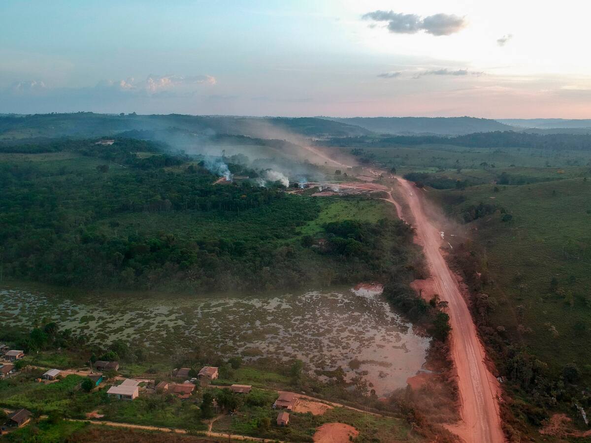 El Guaviare se quema: con 20 bomberos y sin ayuda del Gobierno intentan apagar incendios que ya afectan cerca de 4 mil hectáreas