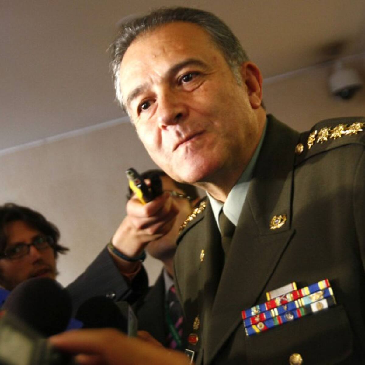 General (r) Óscar Naranjo afirmó que suplantaron su identidad a través de la IA; pide investigaciones