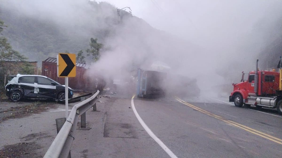 Se abre la vía Buga-Buenaventura tras accidente y derrame de químico