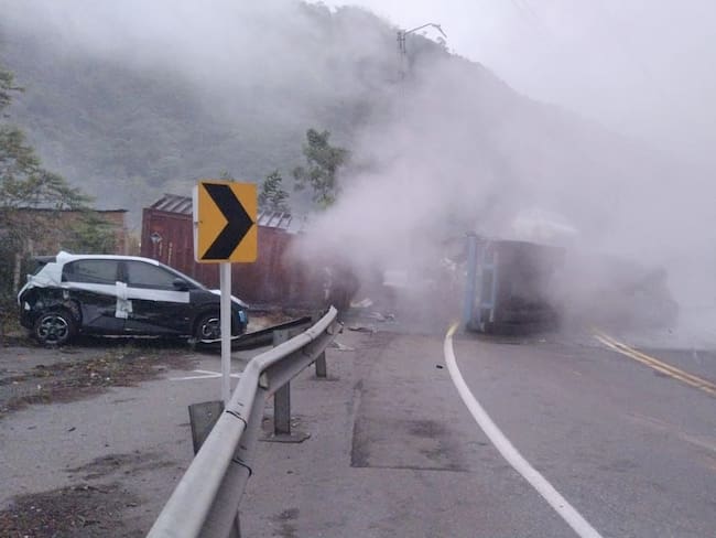 La autoridad ambiental está realizando los estudios necesarios para determinar el nivel de impacto ambiental. Foto: Bomberos Dagua.