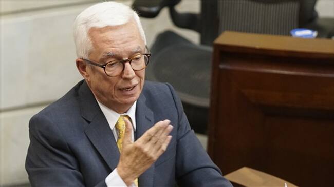 Jorge Enrique Robledo revivió la polémica por los "bonos de agua" o "bonos Carrasquilla" por cuenta de un informe de la Contraloría. Foto: Colprensa