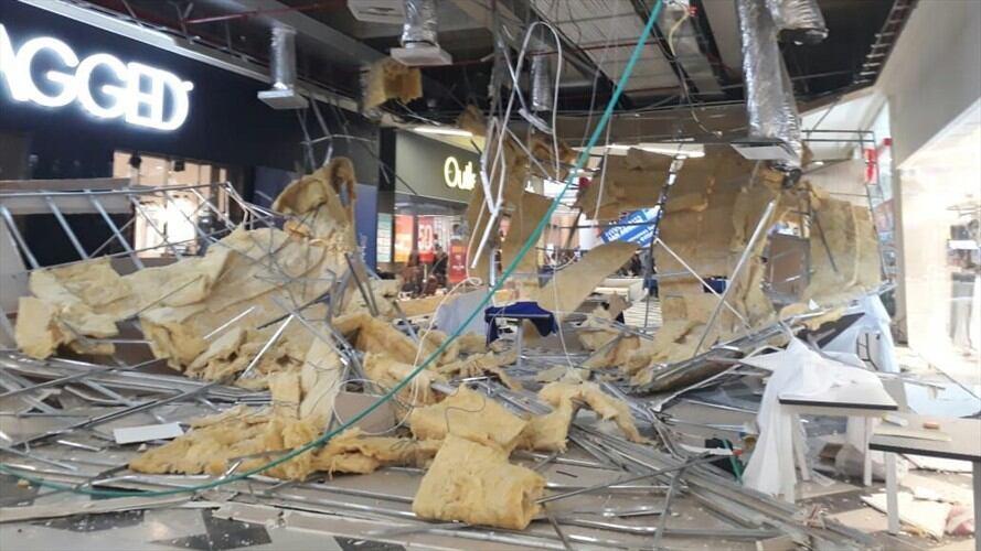 Emergencia en Centro Comercial Nuestro de Montería, colapsó parte del cielo raso. Foto: Cortesía