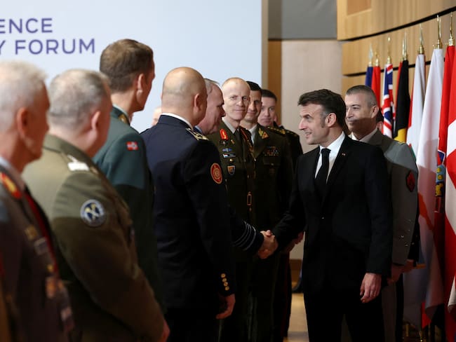 Emmanuel Macron y jefes de los ejércitos occidentales. FOTO: EFE/EPA/SARAH MEYSSONNIER / POOL MAXPPP OUT