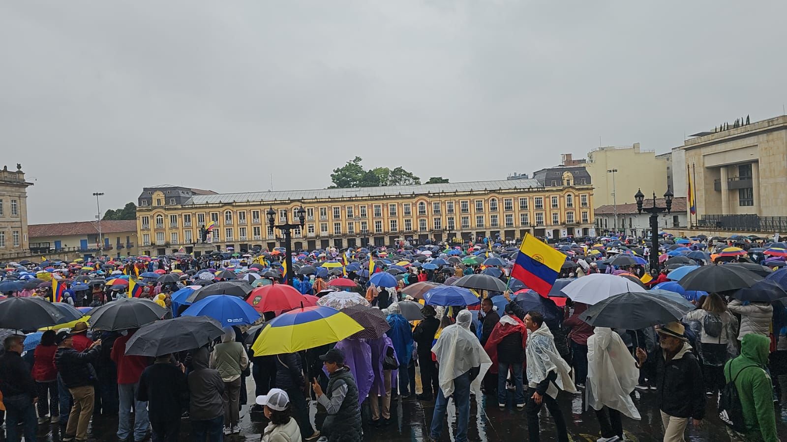 Marchas en Bogotá a favor del expresidente Álvaro Uribe. Foto: W Radio.