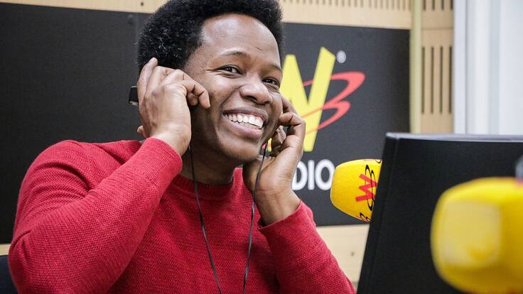 “Si la vida te sacude, aprovecha y baila”: Mauro Castillo, cantante colombiano