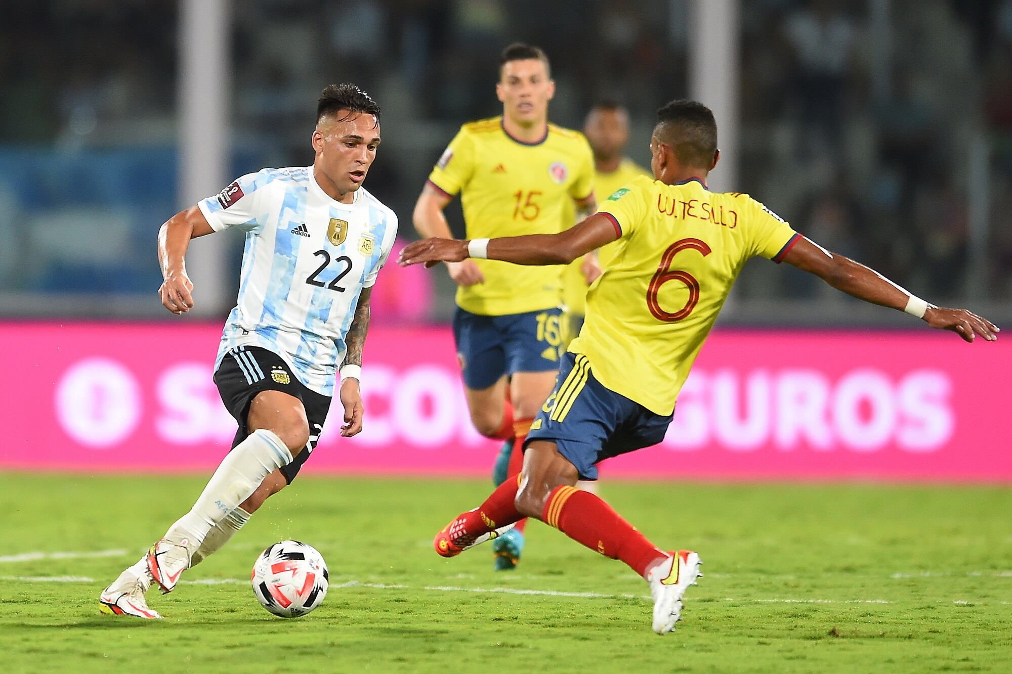 Delantero argentino Lautaro Martinez contra William Tesillo