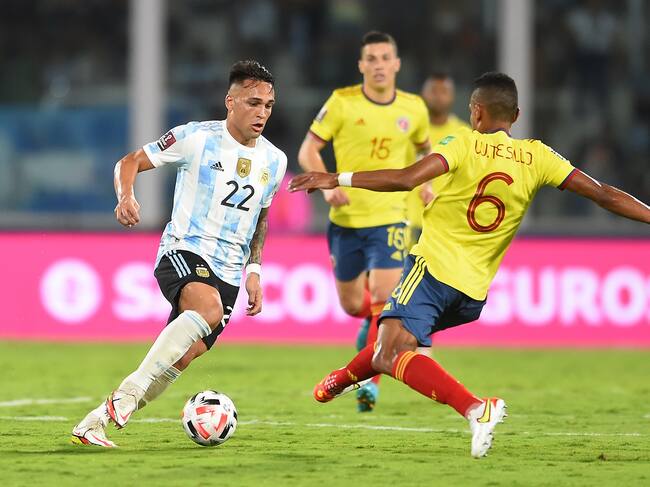 Delantero argentino Lautaro Martinez contra William Tesillo