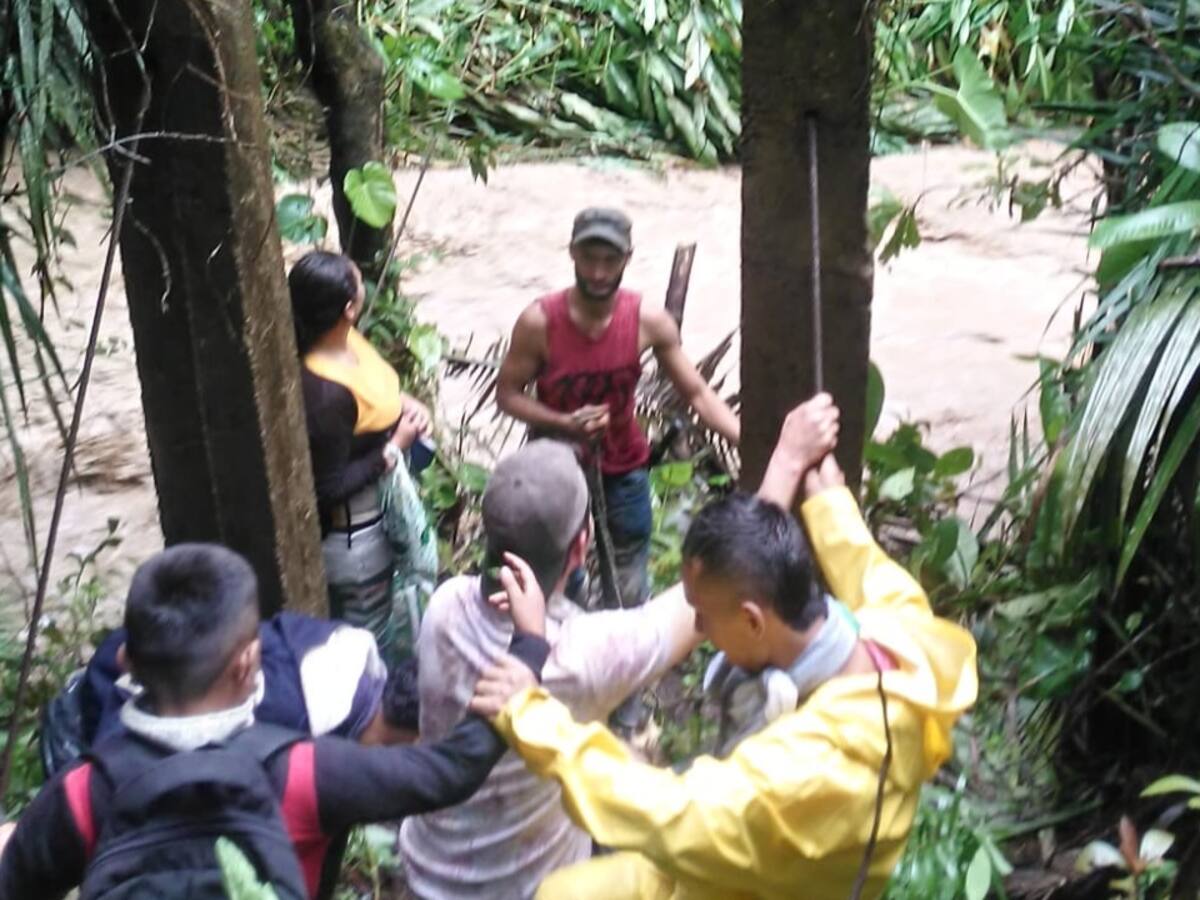 Video: niños en riesgo por tratar de llegar al colegio en Palermo, Huila