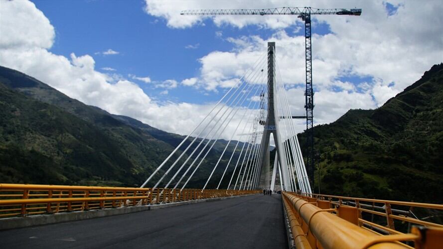 En el video se puede ver cómo un carro circula sobre unas ondulaciones que no permitirían andar a alta velocidad. Foto: Colprensa