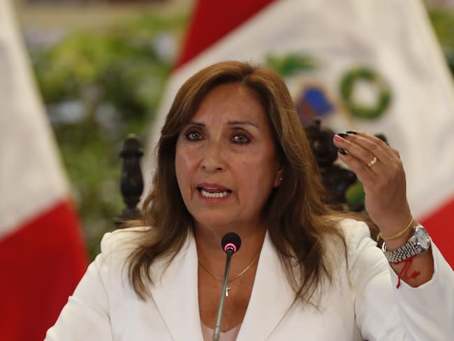 Fotografía de archivo fechada el 24 de enero de 2023 que muestra a la presidenta del Perú, Dina Boluarte, mientras habla durante una rueda de prensa en Lima (Perú). EFE/ Paolo Aguilar