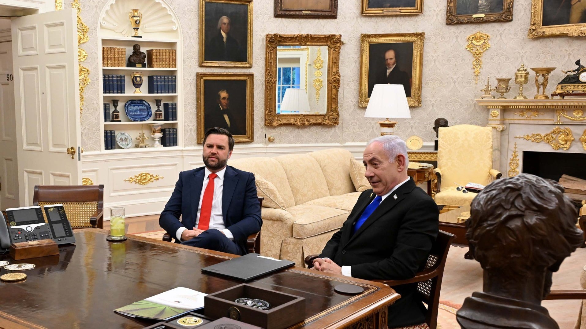 JD Vance y Benjamín Netanyahu se reúnen para tratar la implementación del alto el fuego en Gaza. Foto: EFE/ Avi Ohayon