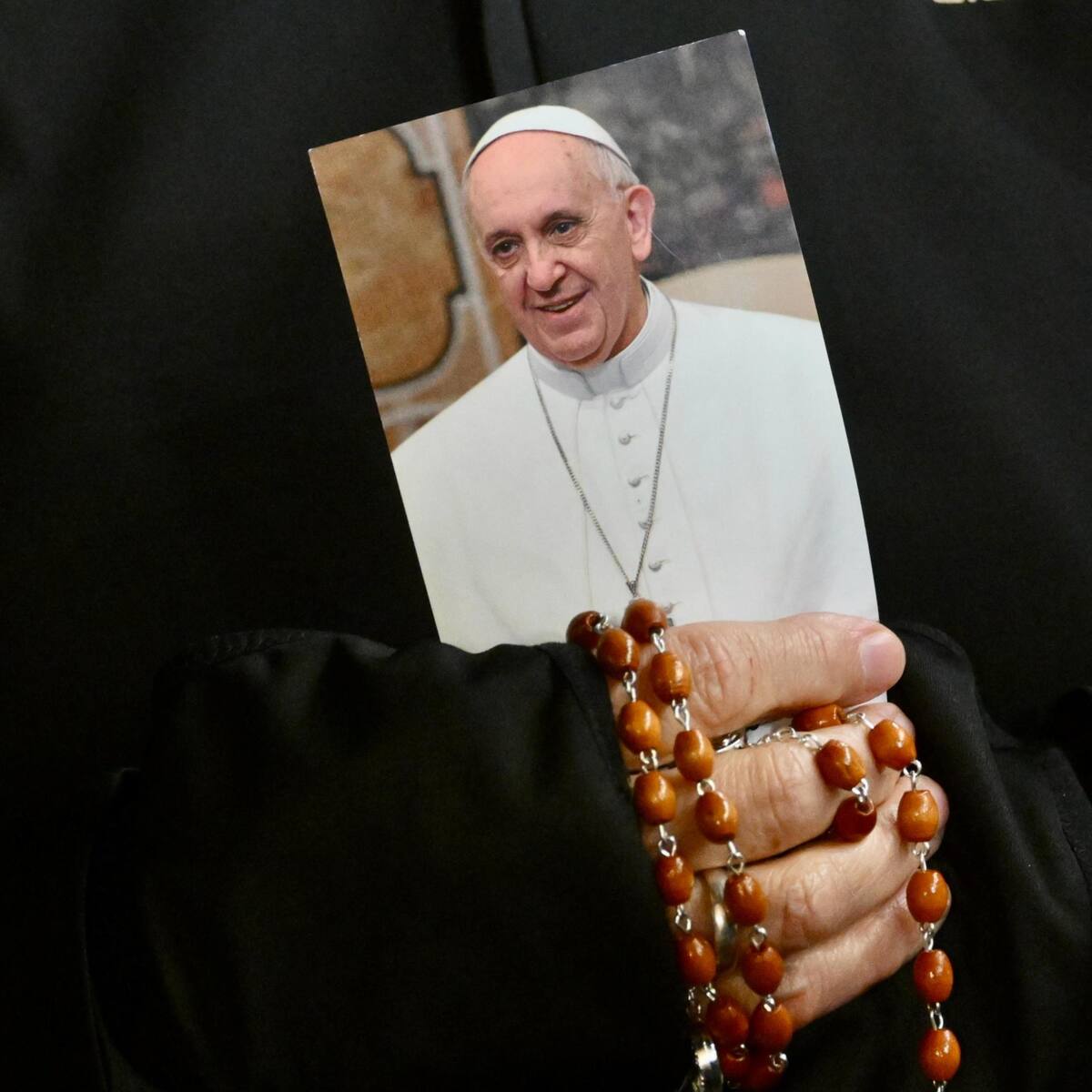 El papa “durmió toda la noche” y sigue descansando, tras la crisis respiratoria del 3 de marzo