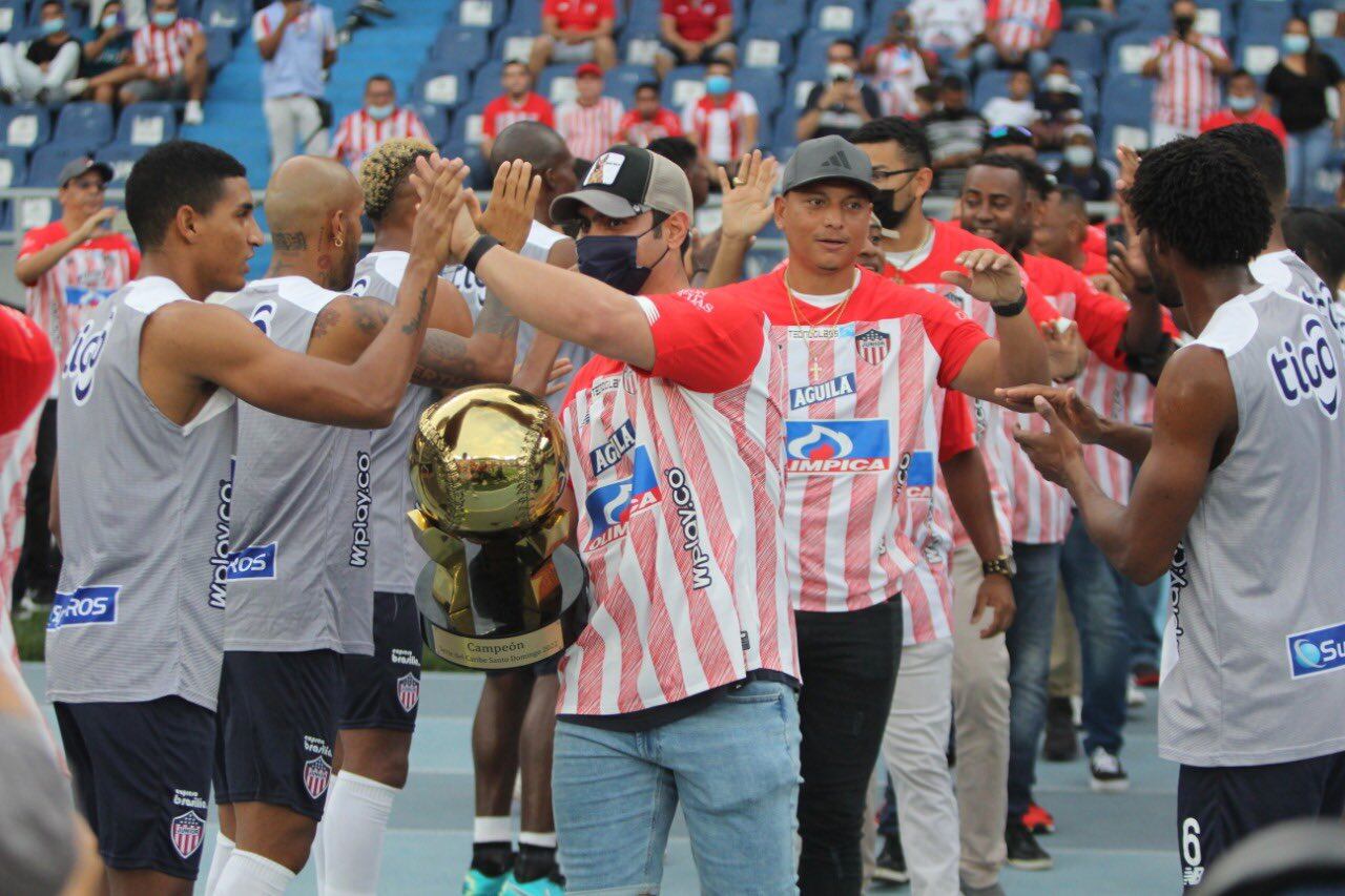 Calle de Honor a los Caimanes de Barranquilla hecha por los jugadores del Junior / @JuniorClubSA