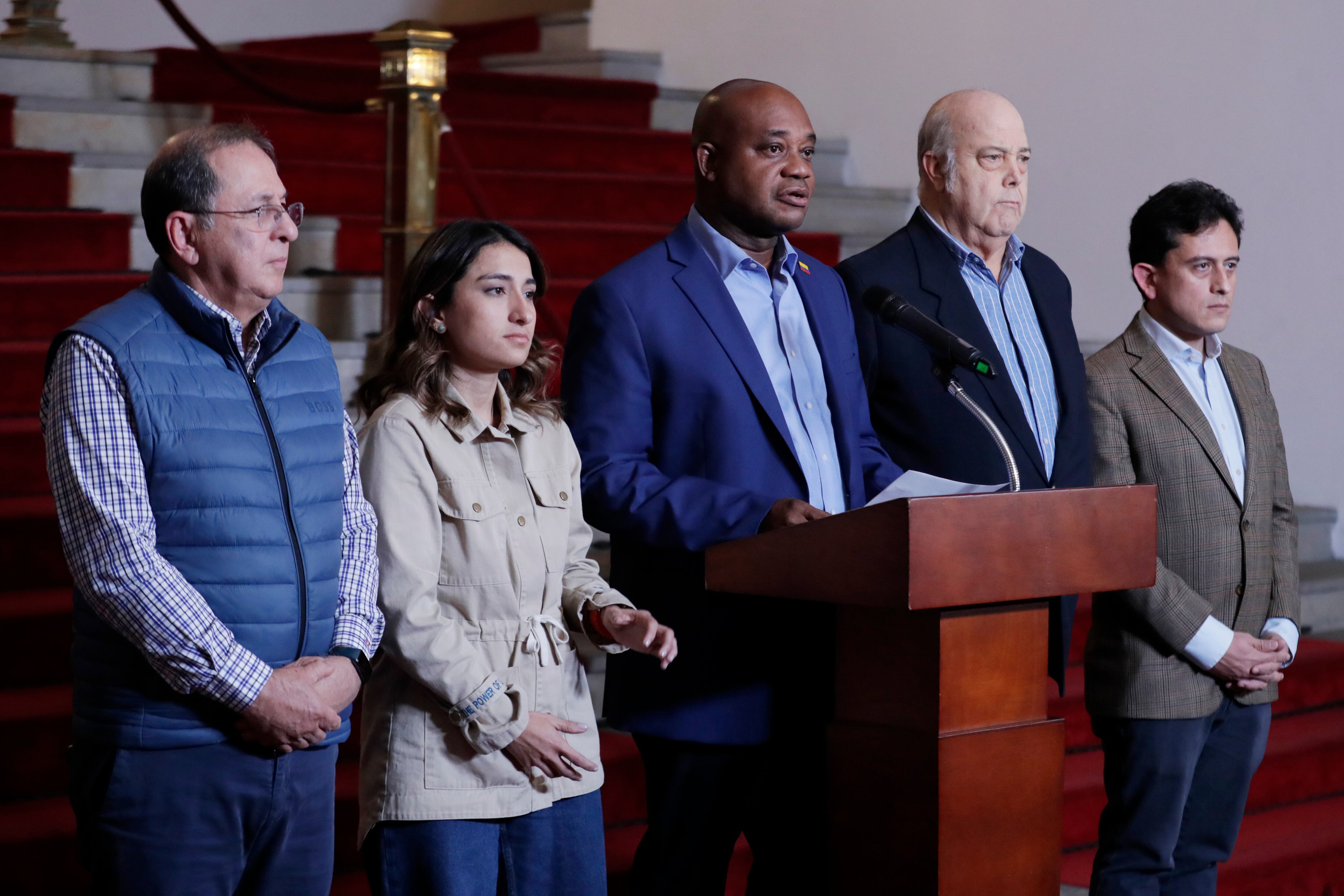 AME4355. BOGOTÁ (COLOMBIA), 26/01/2025.- El Canciller de Colombia, Luis Gilberto Murillo (c), habla durante una rueda de prensa este domingo, en Bogotá (Colombia). El Gobierno colombiano dio por superado "el impase" que provocó una crisis diplomática con Estados Unidos, causado por la decisión del presidente Gustavo Petro de no permitir el ingreso de dos aviones con ciudadanos deportados de EE.UU. mientras esas personas no reciban un trato "digno". EFE/ Carlos Ortega