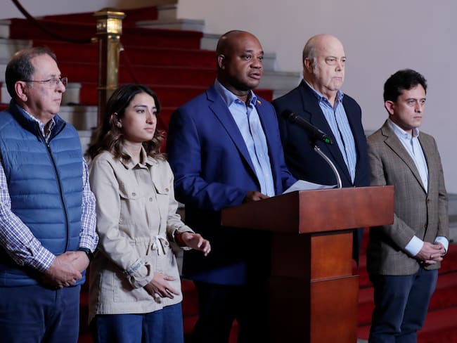 AME4355. BOGOTÁ (COLOMBIA), 26/01/2025.- El Canciller de Colombia, Luis Gilberto Murillo (c), habla durante una rueda de prensa este domingo, en Bogotá (Colombia). El Gobierno colombiano dio por superado "el impase" que provocó una crisis diplomática con Estados Unidos, causado por la decisión del presidente Gustavo Petro de no permitir el ingreso de dos aviones con ciudadanos deportados de EE.UU. mientras esas personas no reciban un trato "digno". EFE/ Carlos Ortega