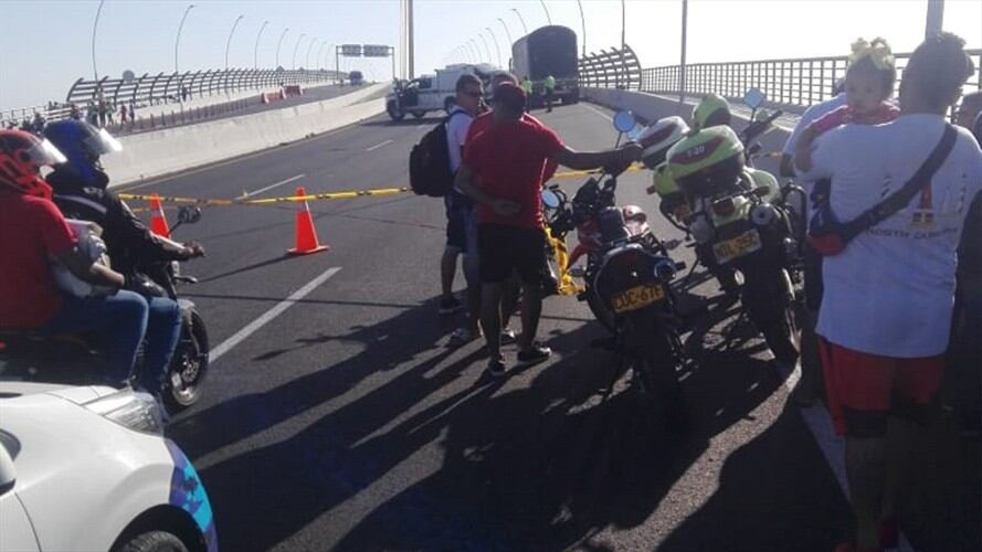 Fallece mujer arrollada por un tractocamión en el nuevo Puente Pumarejo. Foto: Cortesía