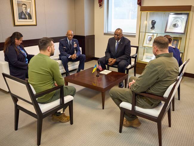 USA1252. WASHINGTON (DC, EEUU), 11/12/2023.- Fotografía cedida por el presidente ucraniano, Volodímir Zelenski (2-i) donde aparece en una reunión con el secretario de Defensa estadounidense, Lloyd Austin (c), y el presidente del Estado Mayor Conjunto de los Estados Unidos, Charles Brown (2-d), hoy en la Universidad de Defensa Nacional en Washington (EEUU). Zelenski reafirmó este lunes en Washington la necesidad de su país de recibir más fondos para defenderse de Rusia, y alegó que ese país no se contentará solo con una parte del territorio de Ucrania. EFE/X-ZelenskyyUa /SOLO USO EDITORIAL/SOLO DISPONIBLE PARA ILUSTRAR LA NOTICIA QUE ACOMPAÑA (CRÉDITO OBLIGATORIO)