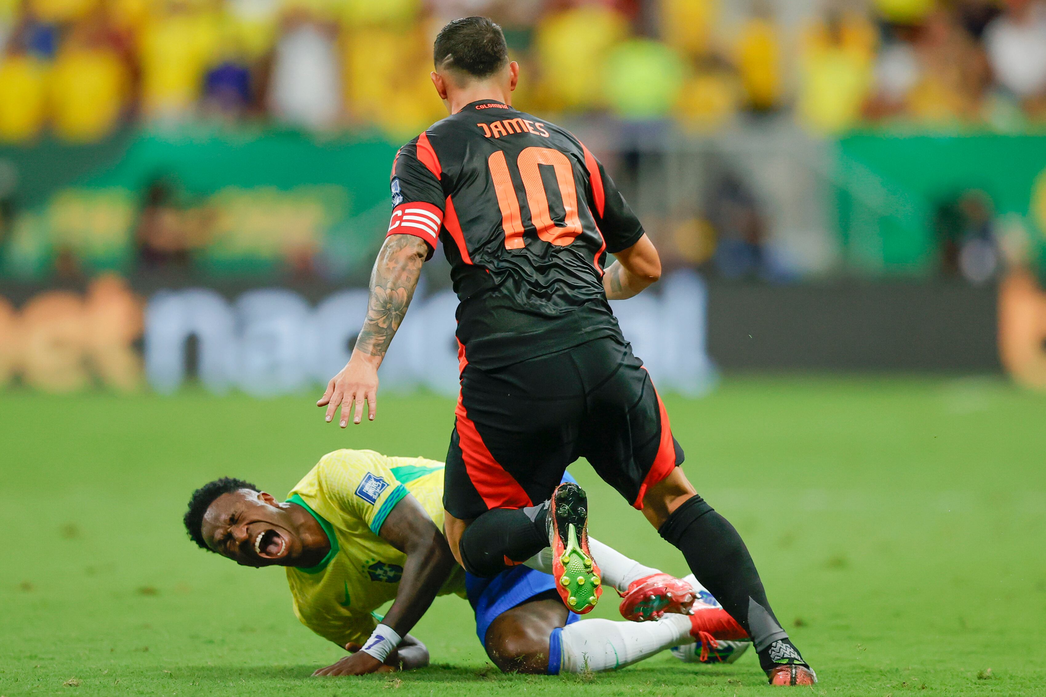 Vinicius Jr. (i) de Brasil disputa el balón con James Rodríguez de Colombia. Foto: EFE.