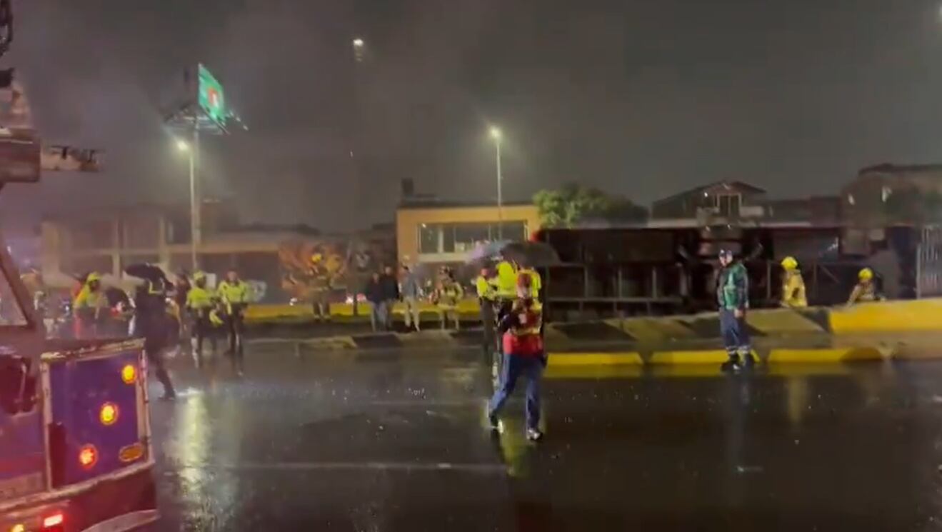 Bus de TransMilenio volcado. Foto: Captura de video