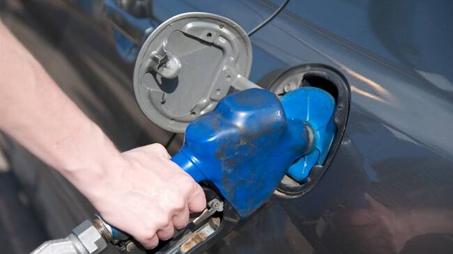 Imagen de referencia de tanqueo de gasolina. Foto: Getty Images / mmac72