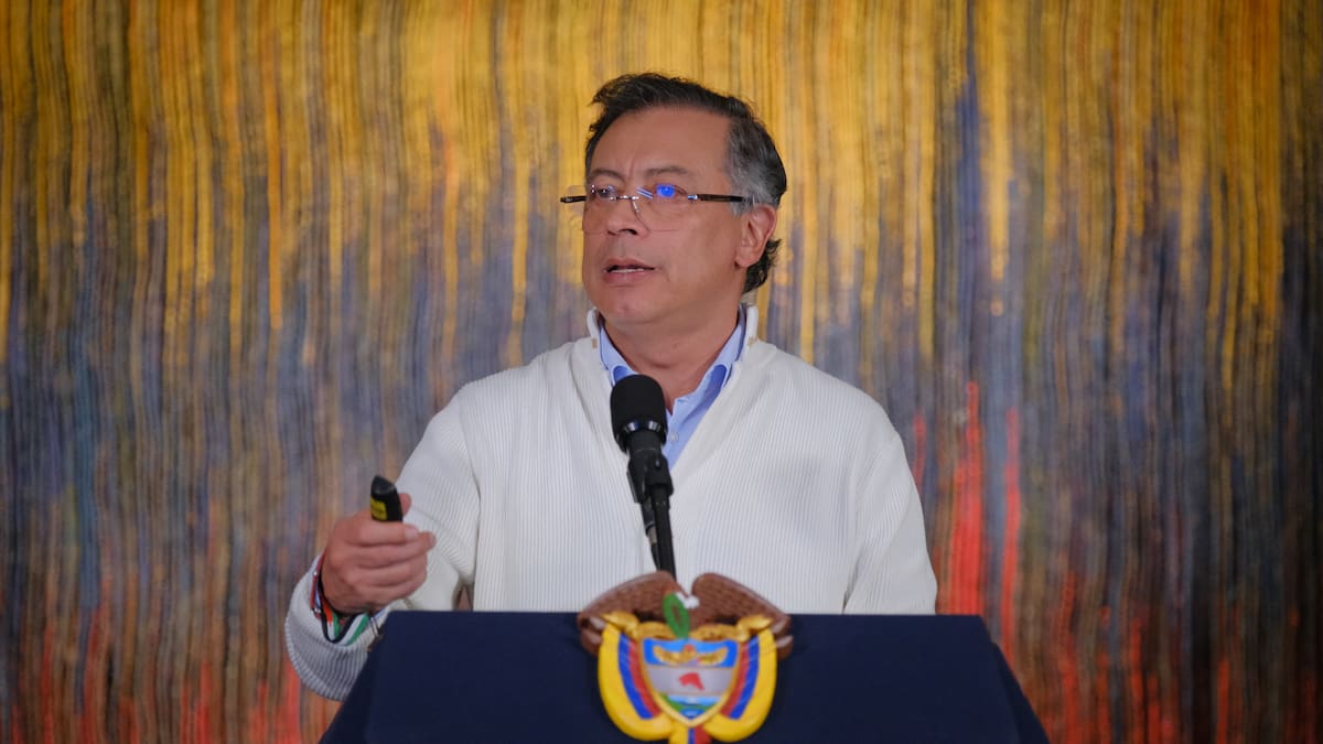 Presidente Petro dice que además de hacer pasaportes, Imprenta Nacional entregará útiles escolares