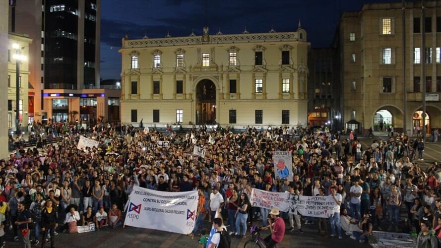 Más de 3.000 estudiantes se movilizaron en Manizales por el déficit económico de las universidades públicas. Foto: La W