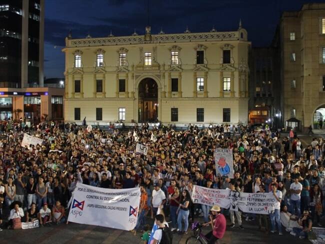 Más de 3.000 estudiantes se movilizaron en Manizales por el déficit económico de las universidades públicas. Foto: La W