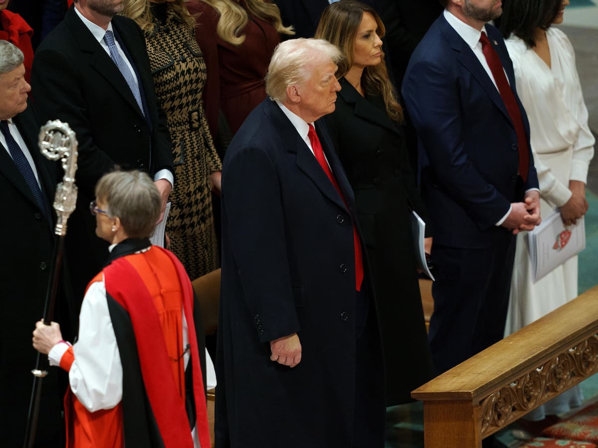 Trump empezó su primer día completo en el poder con misa en catedral de Washington