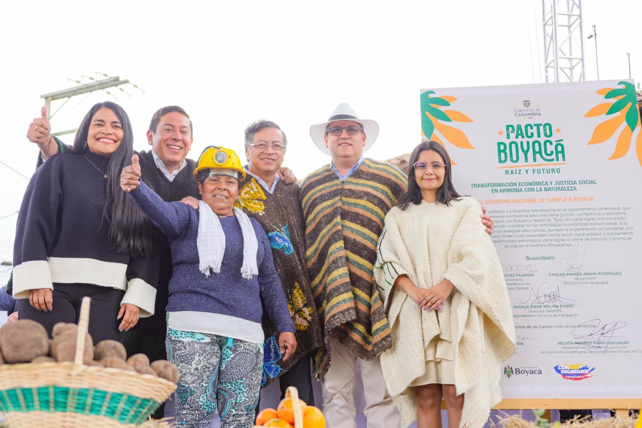 En el municipio de Sotaquirá, Boyacá, se desarrolló la firma del Pacto Boyacá y se hizo la entrega de más de 2.000 títulos de formalización de tierras / Foto: Presidencia.