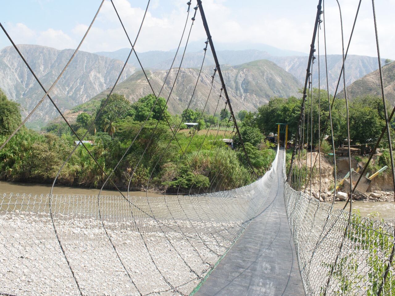 El puente colgante que no duró dos meses en Cepitá, Santander. Fotos: Suministrada.