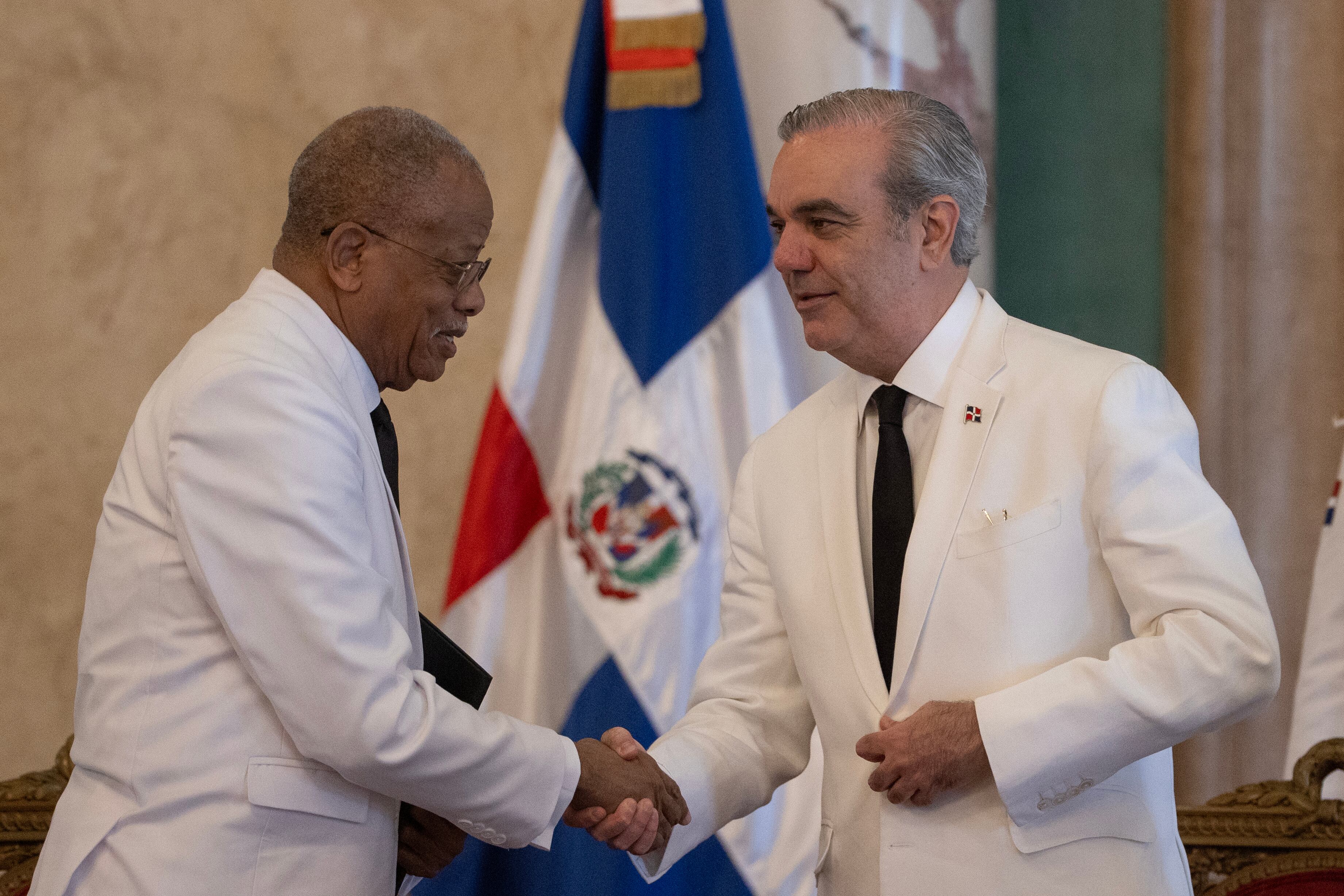 Luis Abinader y Emmanuel Fritz Longchamp. Foto: EFE/ Orlando Barría