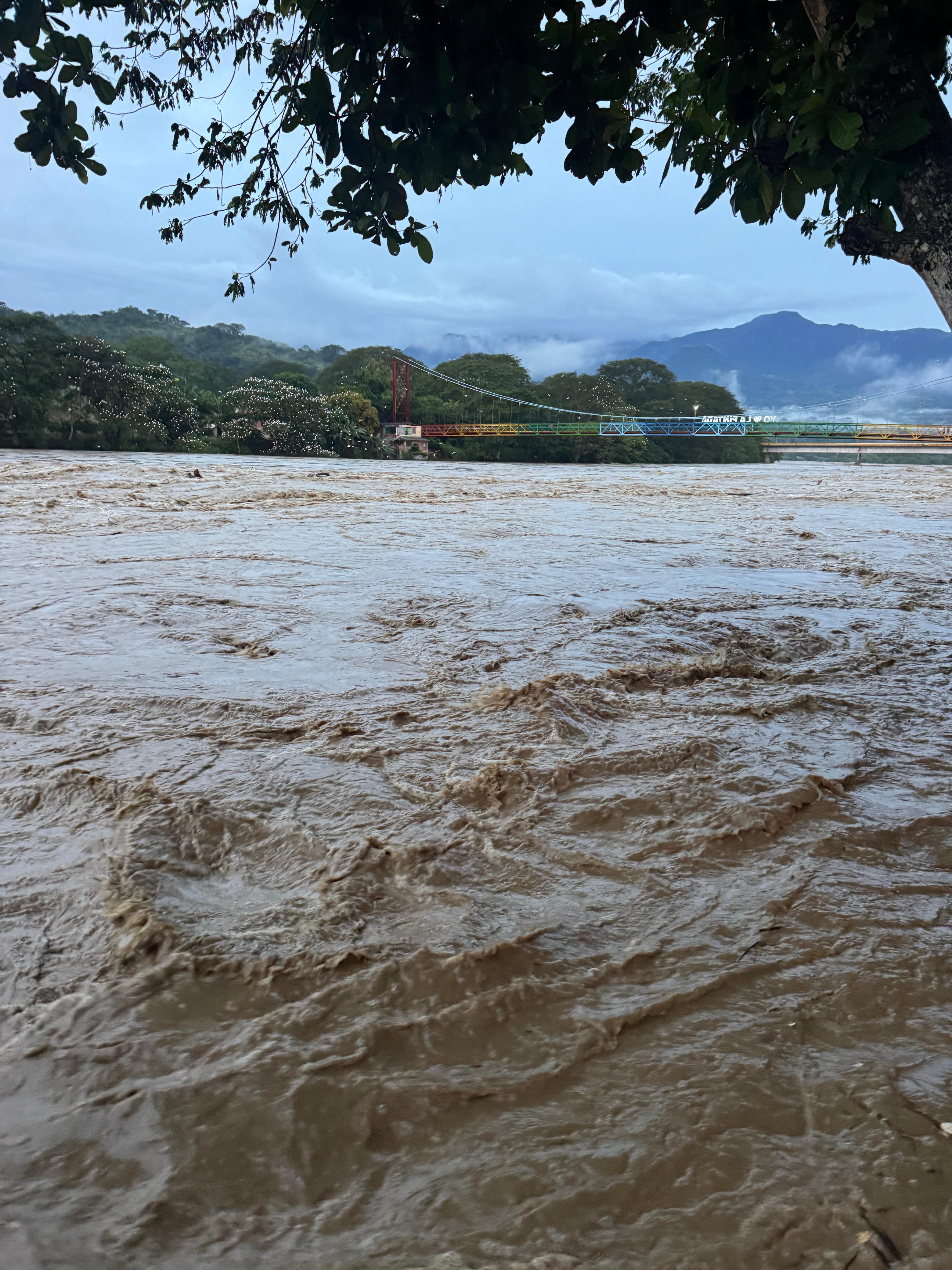 Desbordamiento del río Cauca a la altura de La Pintada, deja a más de 3.800 personas damnificadas. Foto: Alcaldía de La Pintada, Antioquia.