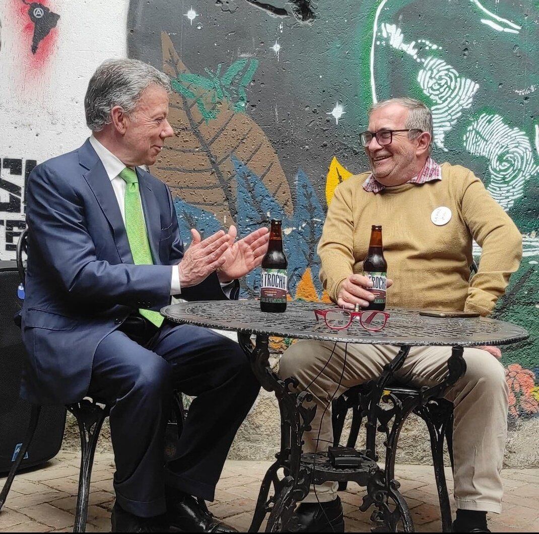 Juan Manuel Santos, expresidente colombiano y Rodrigo Londoño, exdirigente de las FARC