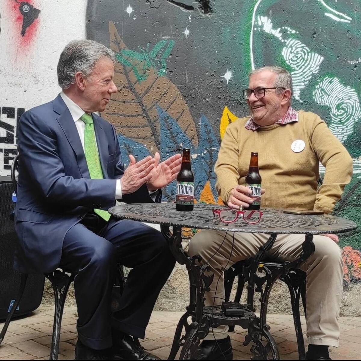 Con una ”pola”, Santos y Rodrigo Londoño brindaron por la paz