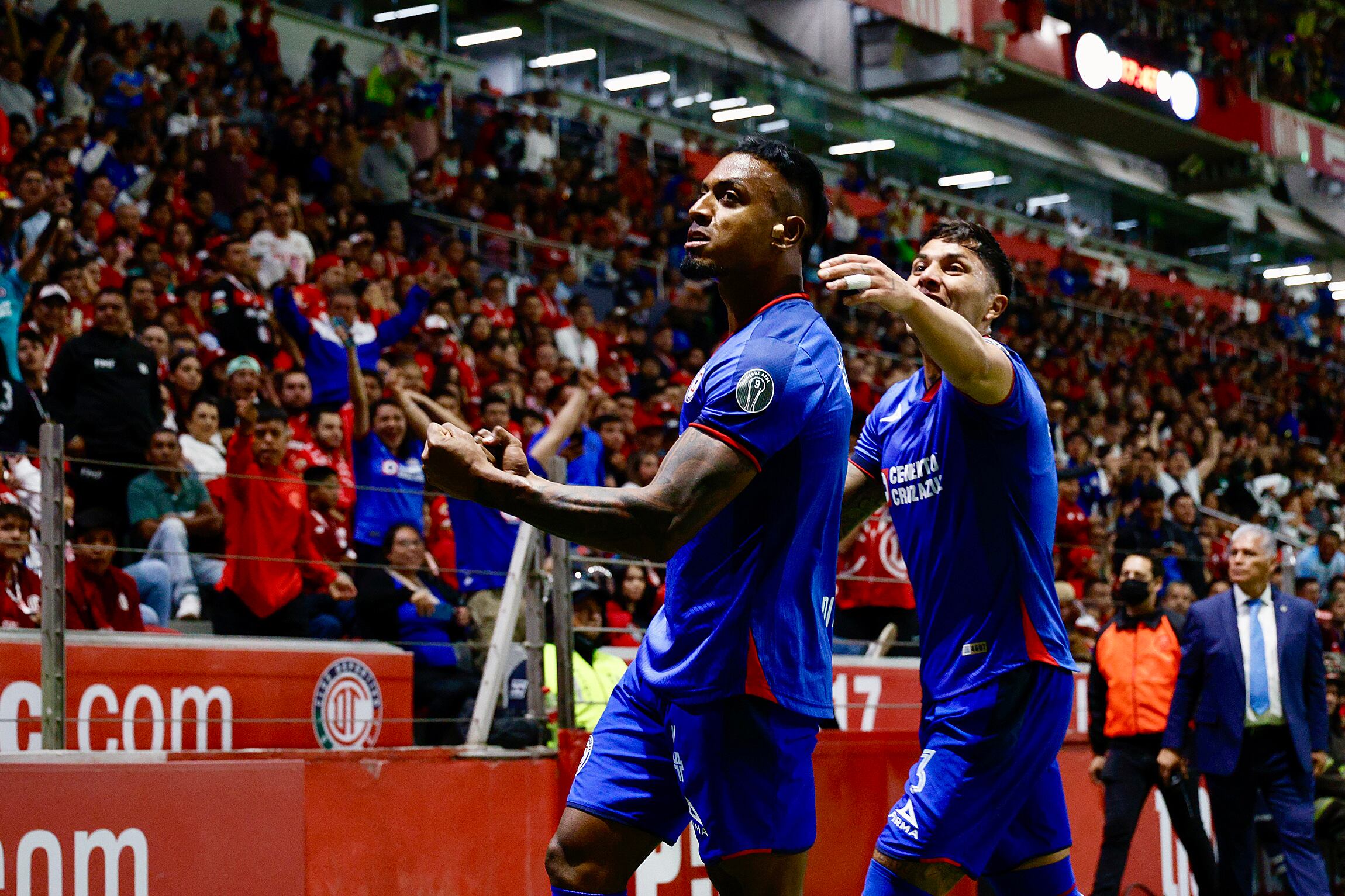 MEX6045. TOLUCA (MÉXICO), 27/04/2024.- Willer Ditta (i) y Carlos Salcedo (d) de Cruz Azul celebran un gol este sábado durante un partido del Torneo Clausura Liga MX entre Toluca y Cruz Azul, en el estadio Nemesio Díez en Toluca (México). EFE/ Felipe Gutiérrez