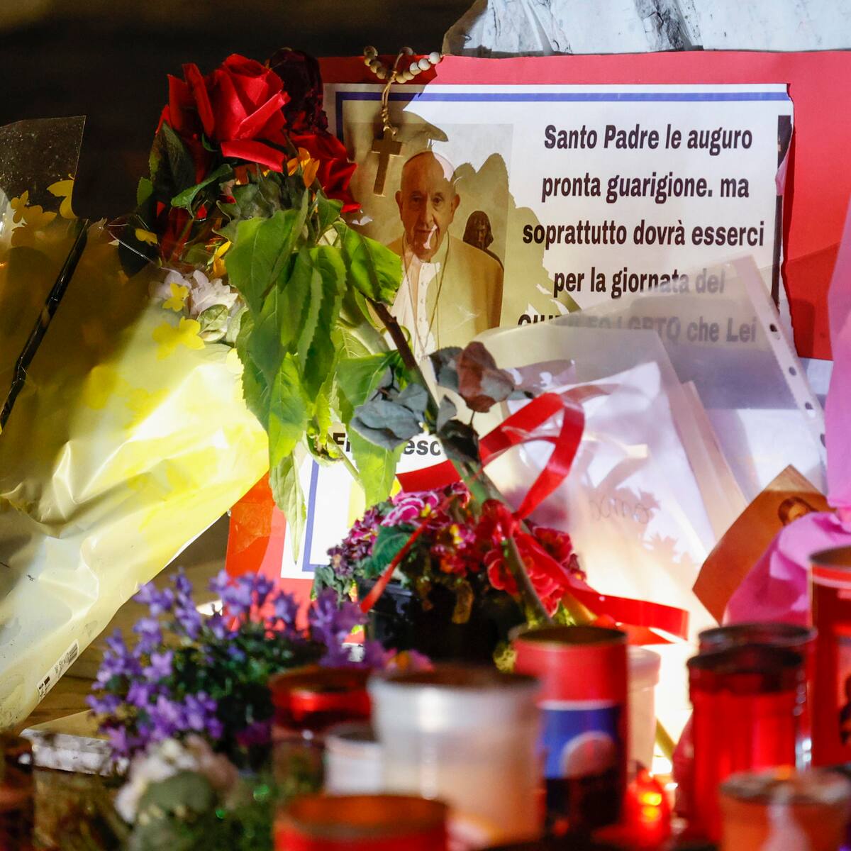 El papa Francisco, ya con tres semanas hospitalizado en el Gemelli, pasó otra “noche tranquila”