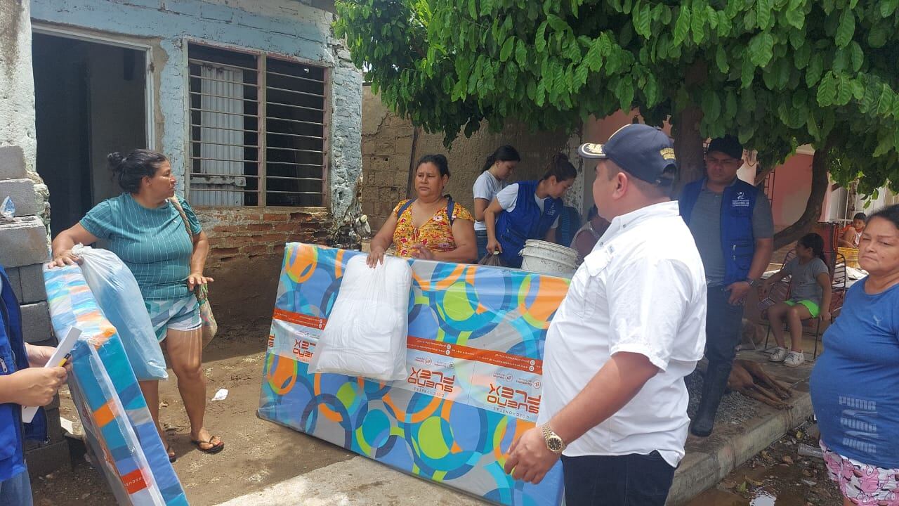 Entrega de ayudas a peronas afectadas por las lluvias en Santa Marta/ Gissell Campo