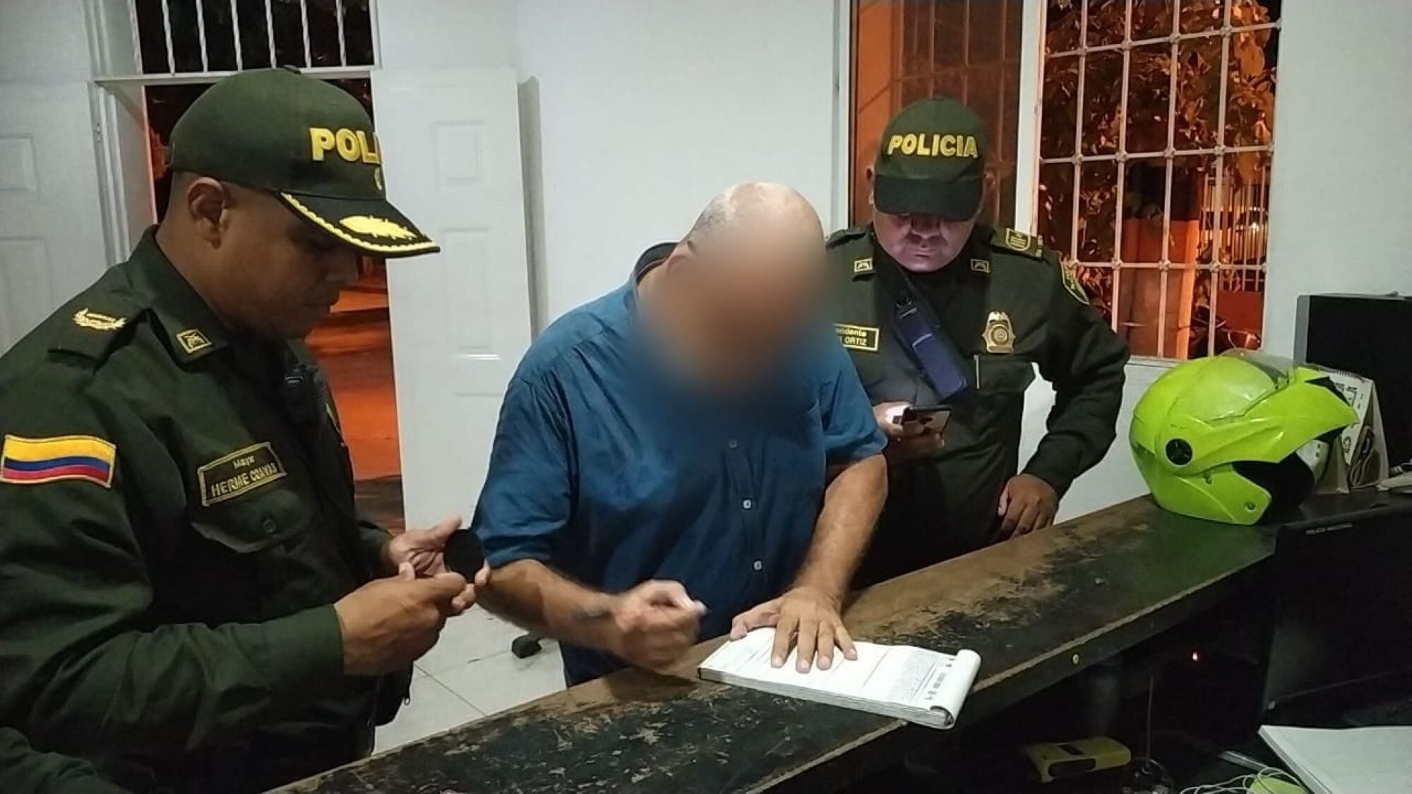 Momento en que el ciudadano recibe un comparendo por parte de la policía/ Policía Metropolitana de Santa Marta.