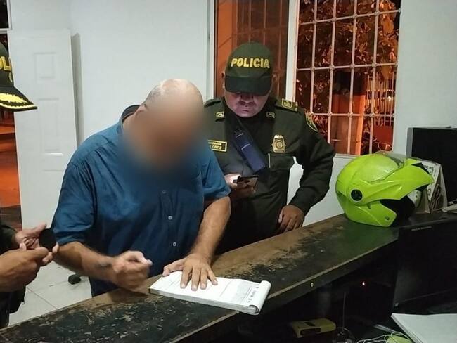 Momento en que el ciudadano recibe un comparendo por parte de la policía/ Policía Metropolitana de Santa Marta.