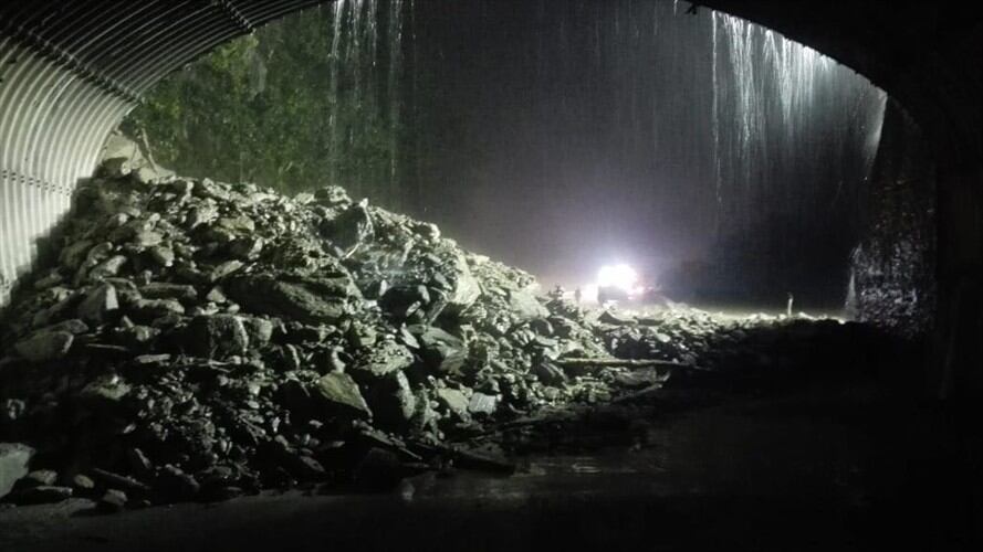 La complicada situación que se vive en la vía Bogotá-Villavicencio se presenta por las fuertes lluvias que se vienen produciendo en esa zona del país. Foto: Invías
