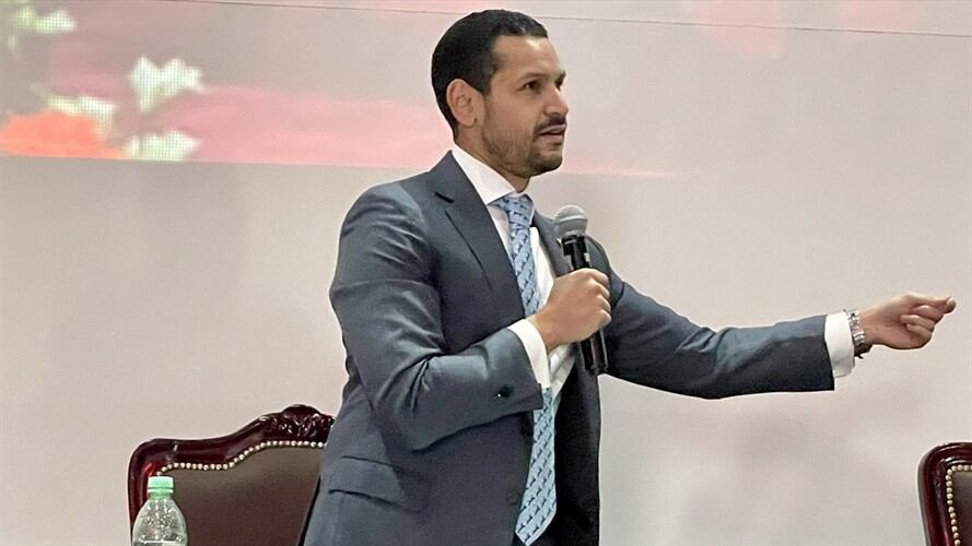 Entrega de ayudas humanitarias a las comunidades desplazadas por los enfrentamientos entre el ELN y el Clan del Golfo. Foto: Twitter del ministro del Interior: @DanielPalam