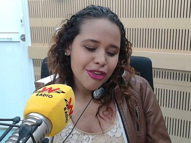 Venezolana debate con Claudia Palacios sobre su columna que hace un llamado a "no parír". . Foto: La WCon Vicky Dávila